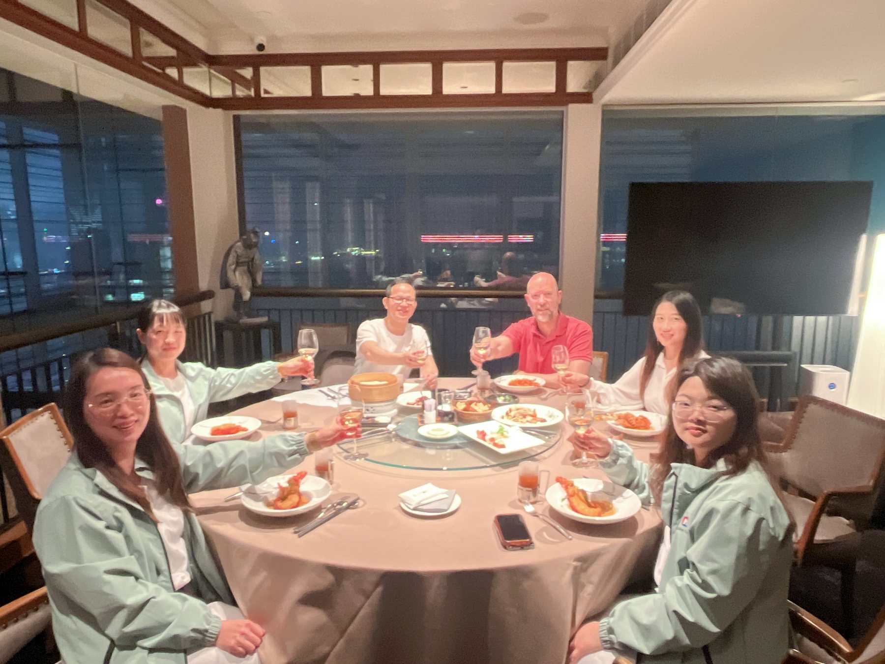 NaikeCraft colleagues and an overseas customer meeting over dinner